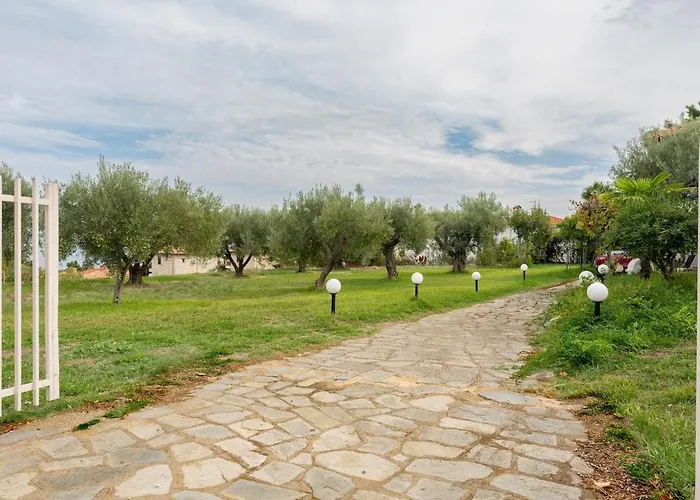 Stylish Bedsit Getaway At Kriopighi *