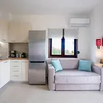Stylish Bedsit Getaway At Kriopighi