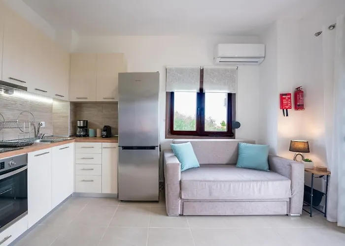 Stylish Bedsit Getaway At Kriopighi