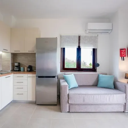 Stylish Bedsit Getaway At Kriopighi